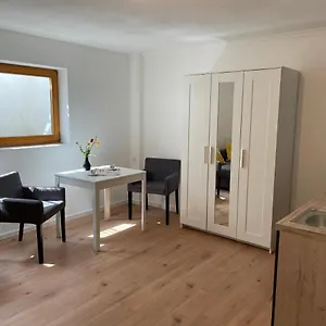 Schöne Souterrainwohnung In Apartment